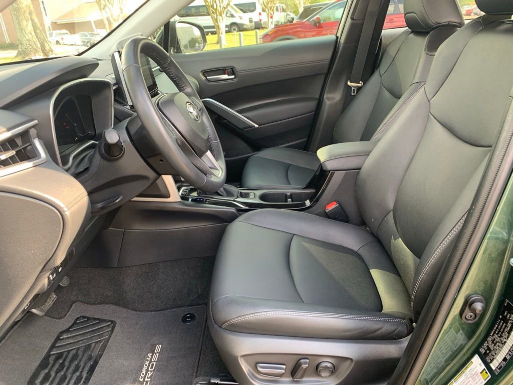 Used 2023 Toyota Corolla Cross XLE w/ Convenience Package image 12