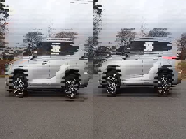 Used 2022 Toyota Highlander XLE image 2