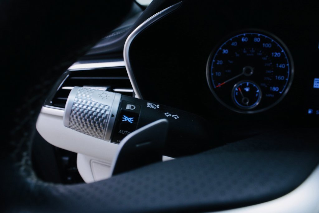 Used 2025 Genesis G70 2.5T image 10