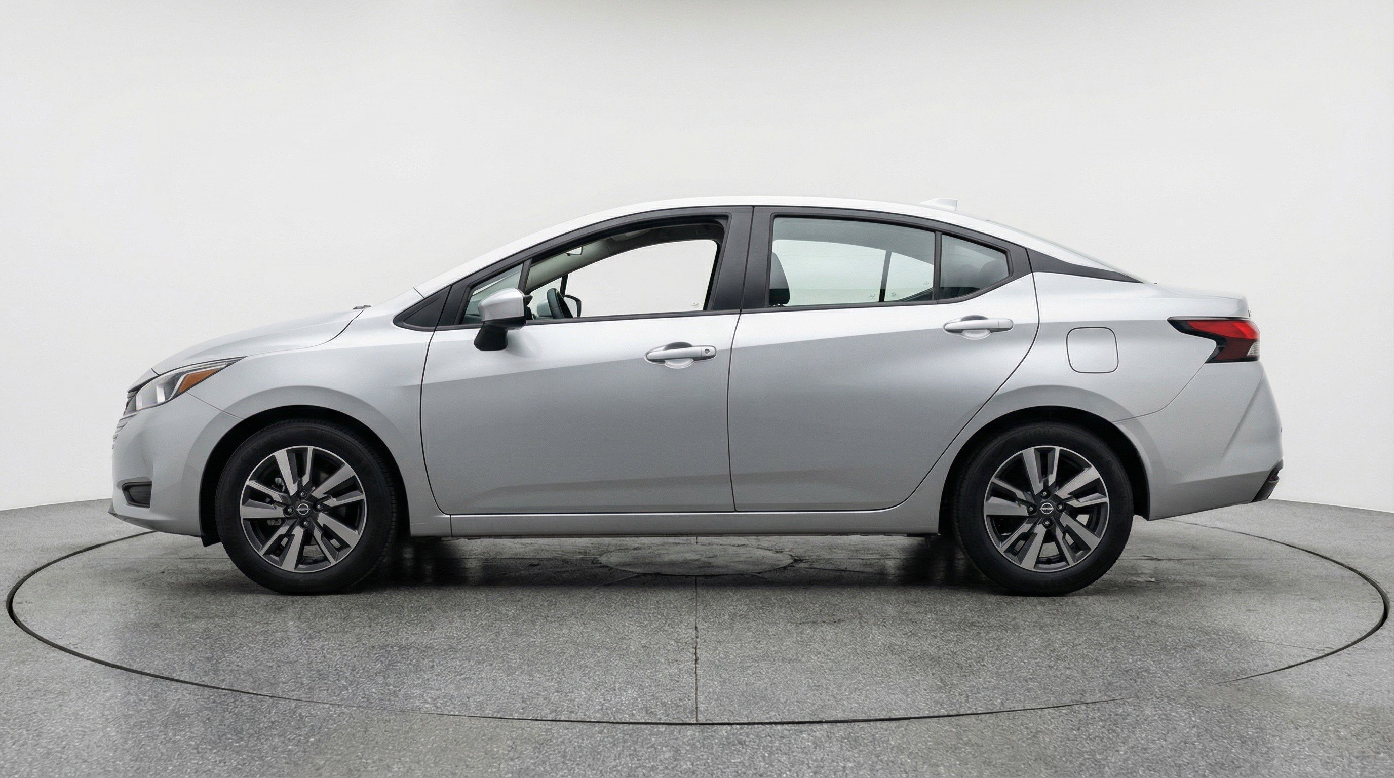 Used 2025 Nissan Versa SV image 5