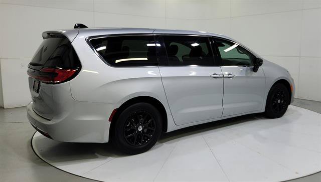 Used 2024 Chrysler Pacifica Touring-L FWD image 44