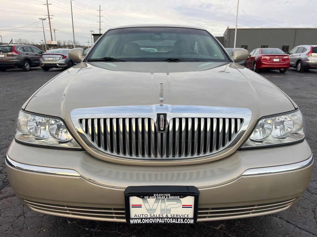 Used 2009 Lincoln Town Car Signature Limited image 2