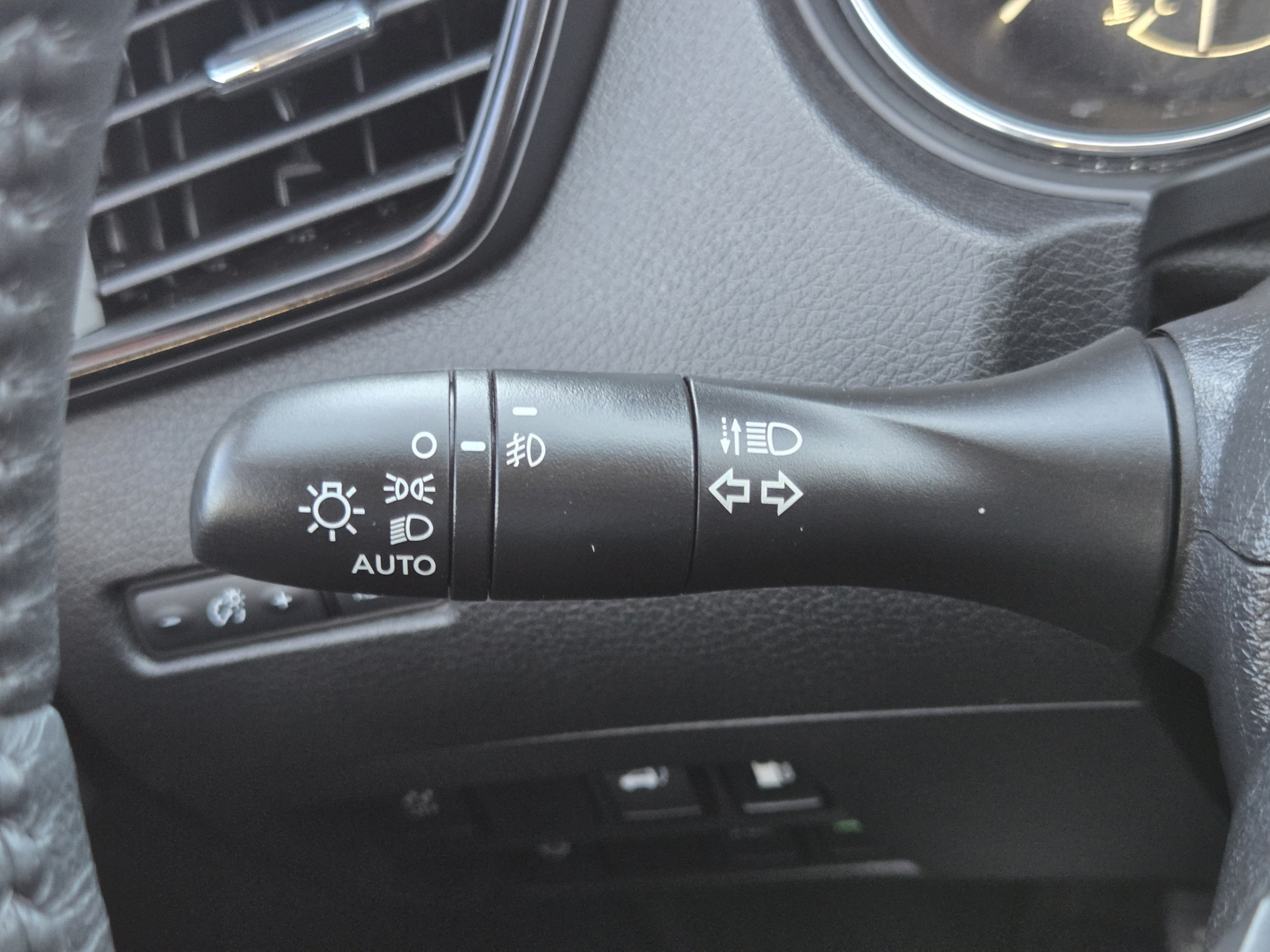 Used 2018 Nissan Rogue SV w/ Premium Package FWD image 19