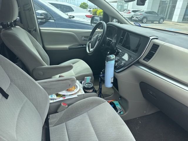 Used 2015 Toyota Sienna LE image 8