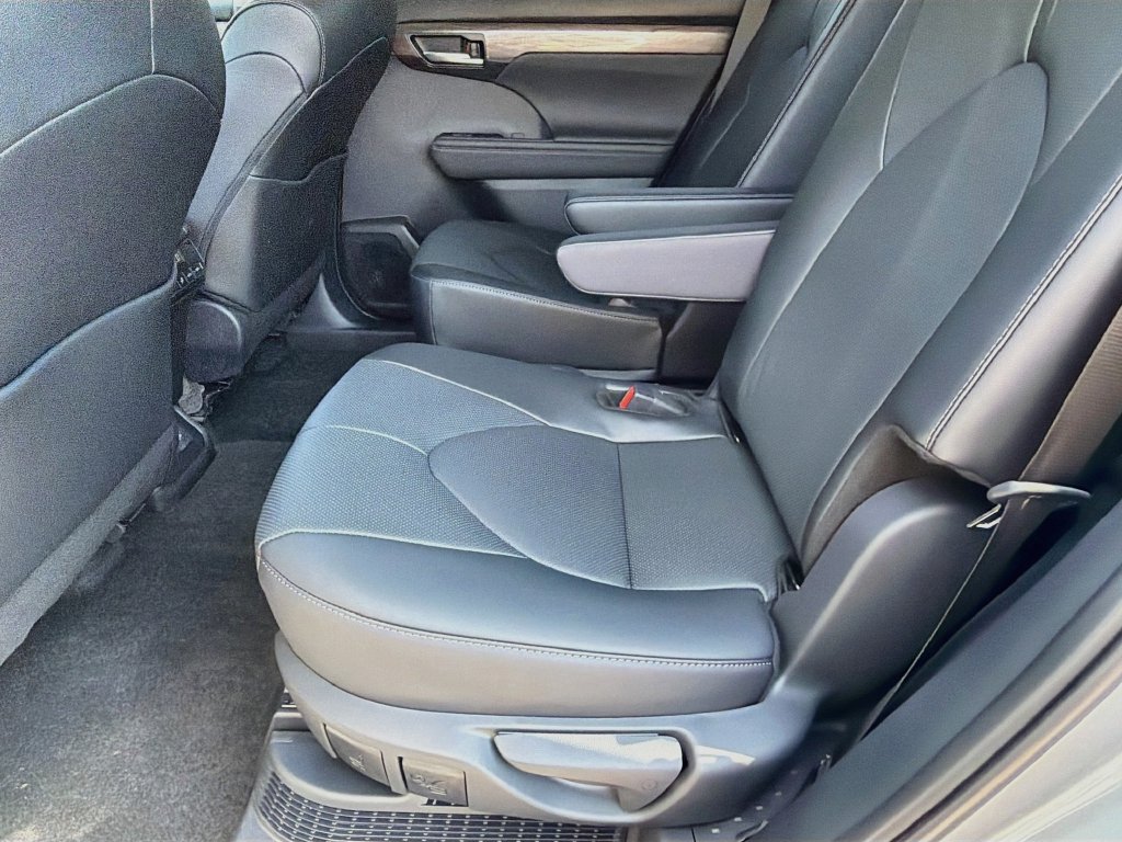 Used 2026 Toyota Highlander Limited AWD/4WD image 24