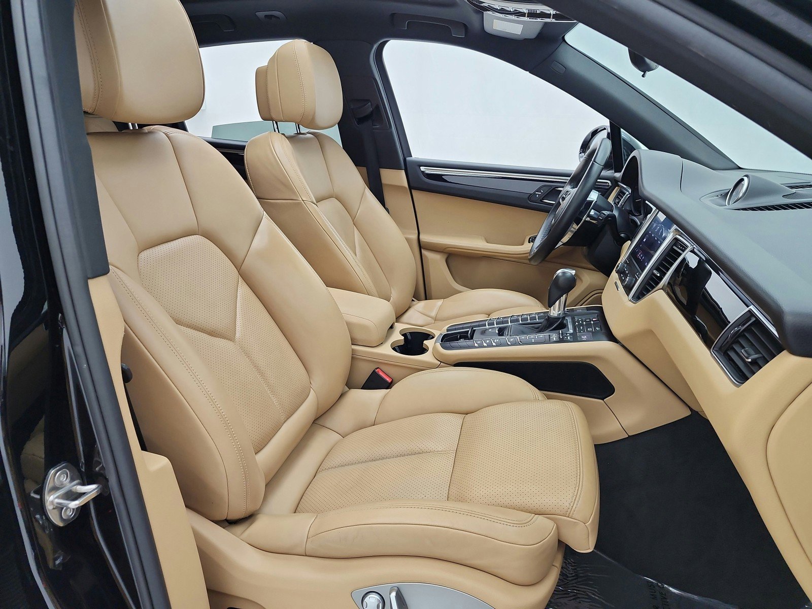 Used 2018 Porsche Macan AWD/4WD image 26