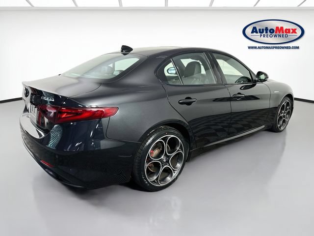 Used 2023 Alfa Romeo Giulia Veloce AWD/4WD image 2