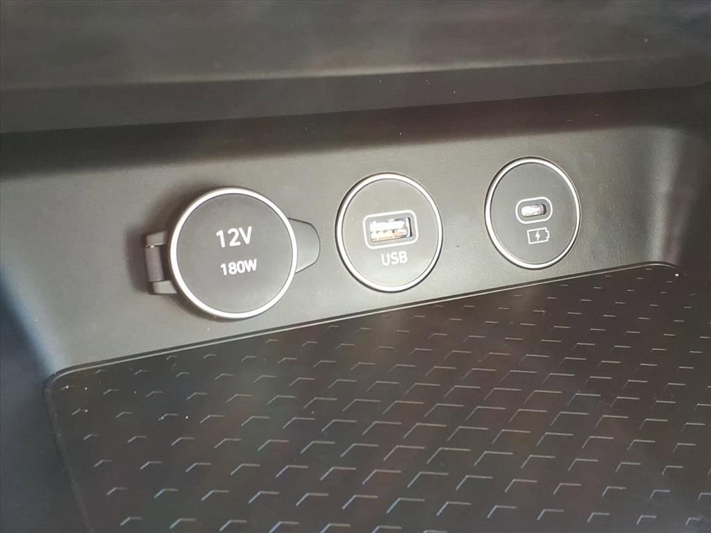 Used 2025 Genesis G70 2.5T image 17