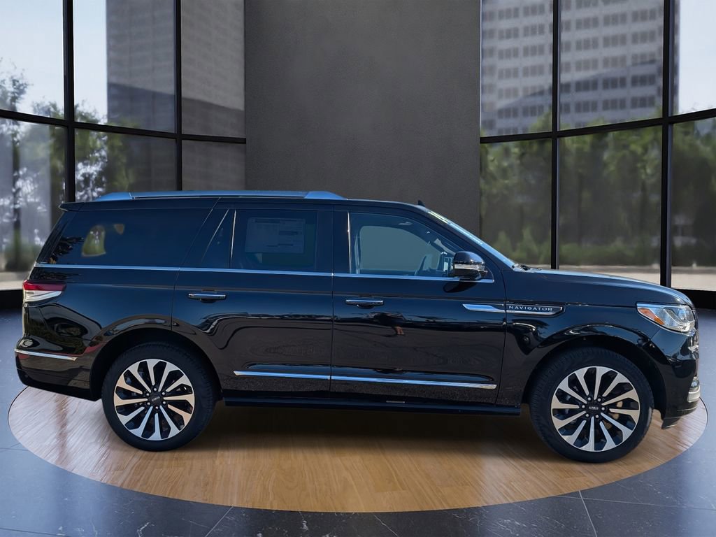 Used 2024 Lincoln Navigator Reserve image 2