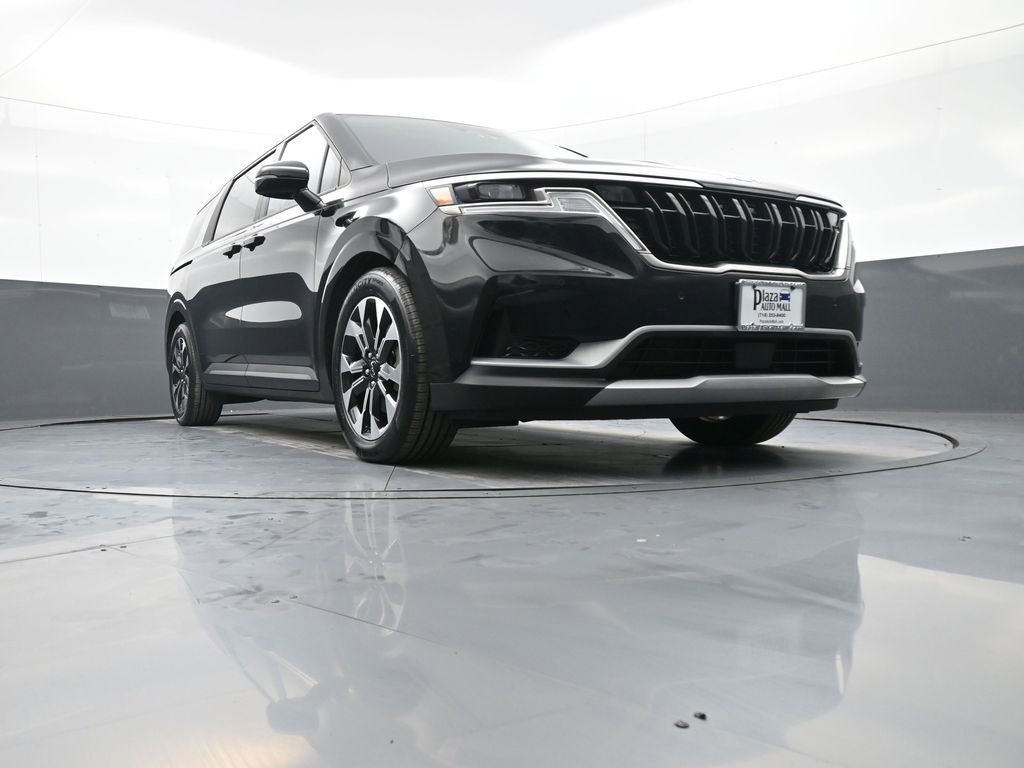 Used 2023 Kia Carnival EX image 28