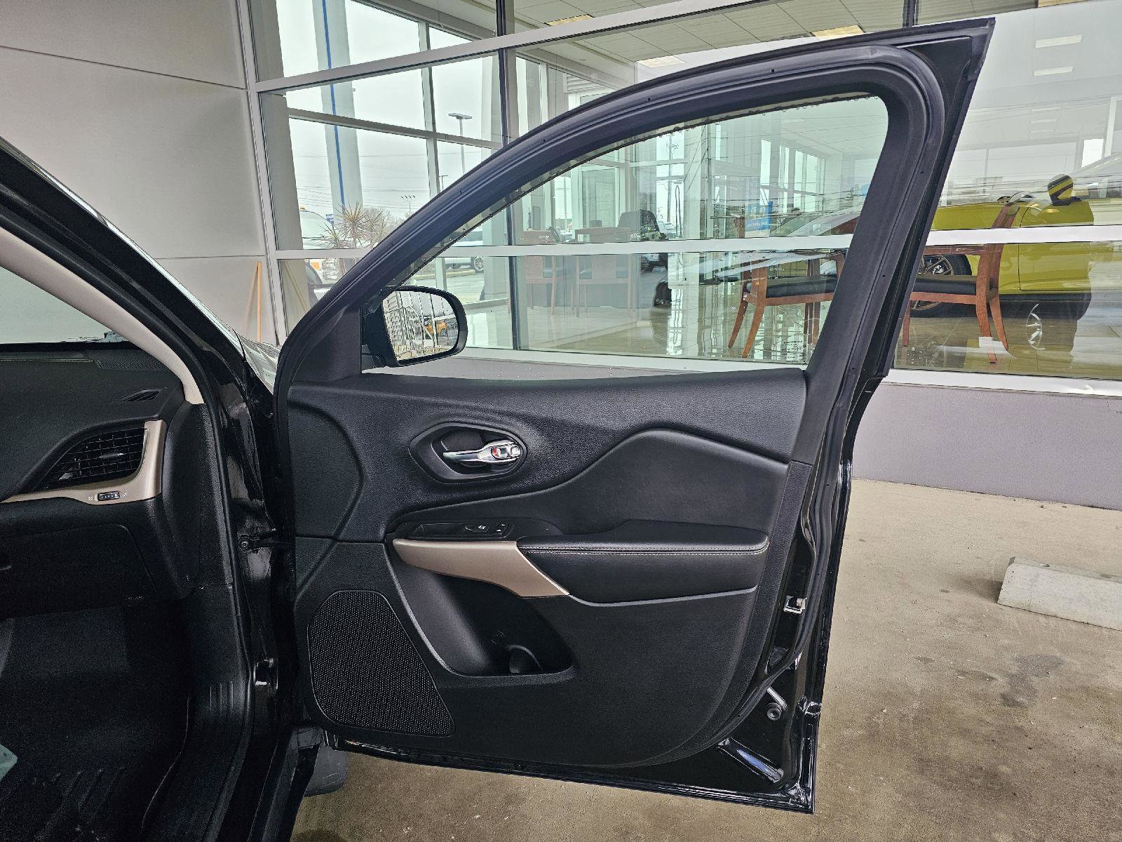 Used 2017 Jeep Cherokee Limited image 11