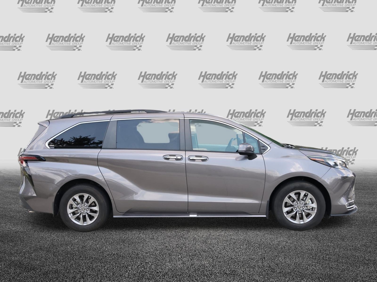 Used 2024 Toyota Sienna XLE w/ XLE Plus Package FWD image 10