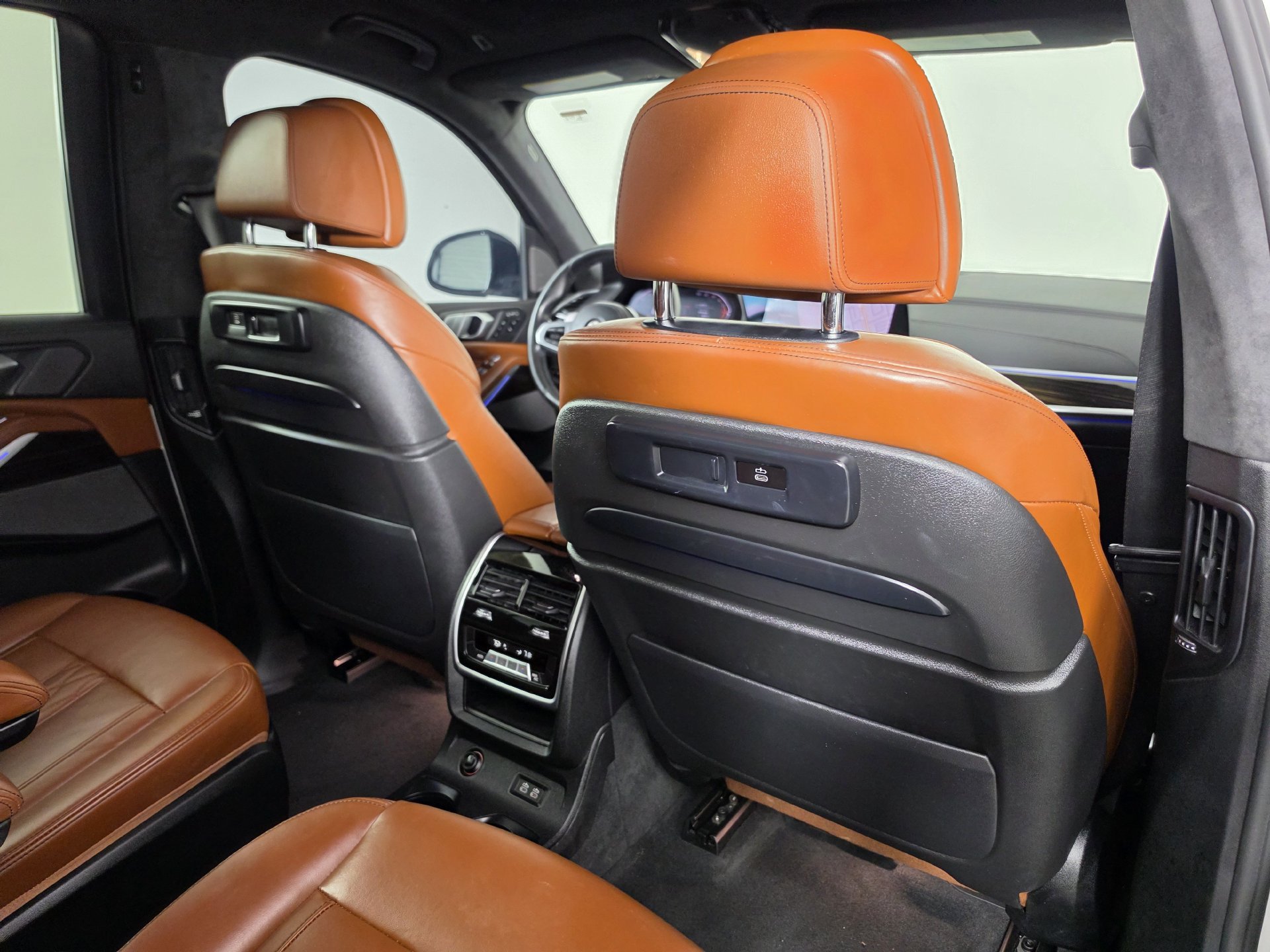 Used 2021 BMW X7 xDrive40i w/ M Sport Package AWD/4WD image 29
