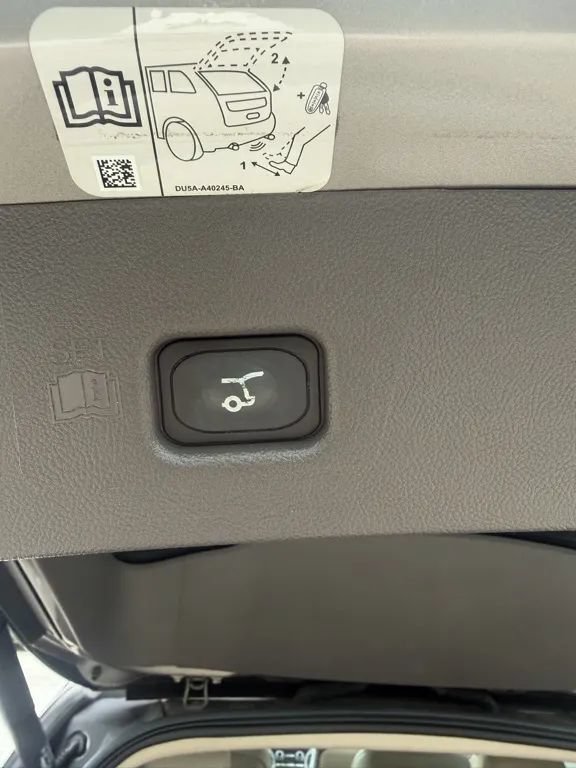 Used 2016 Lincoln MKX Select w/ Select Plus Package FWD image 10
