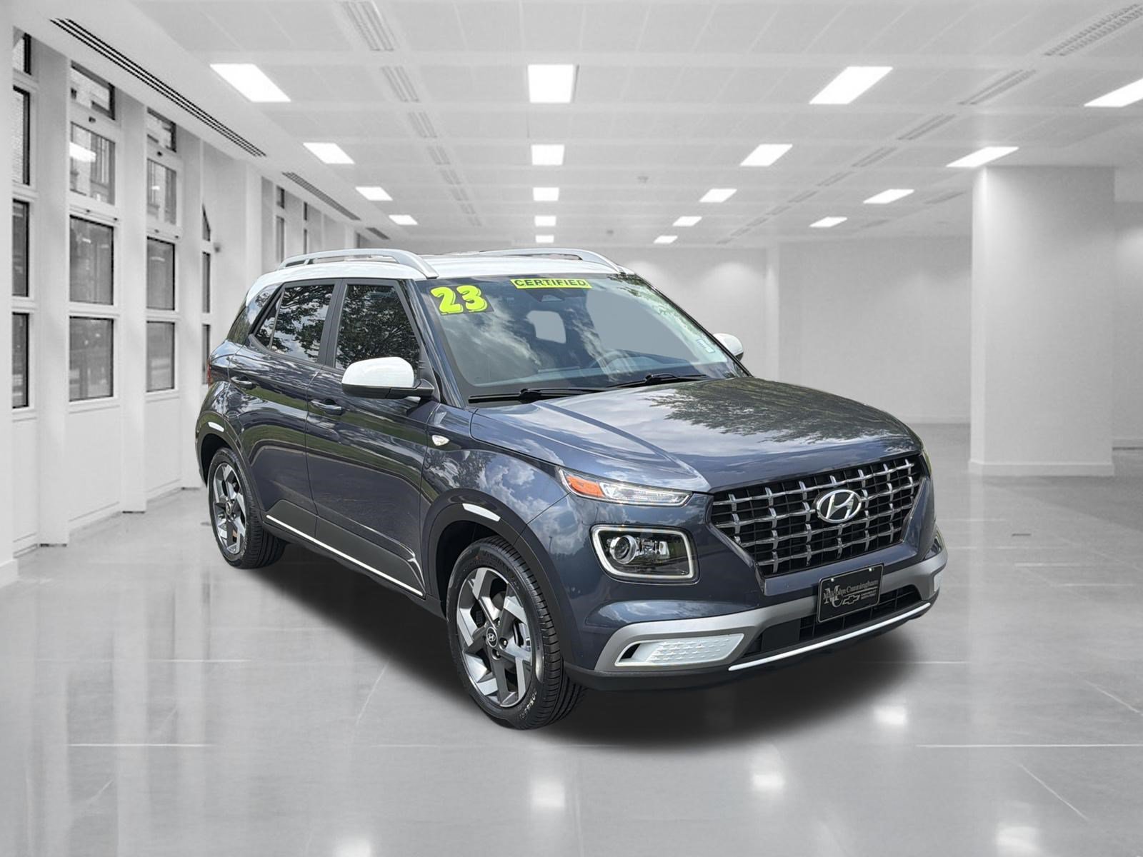 Used 2023 Hyundai Venue Limited FWD image 3