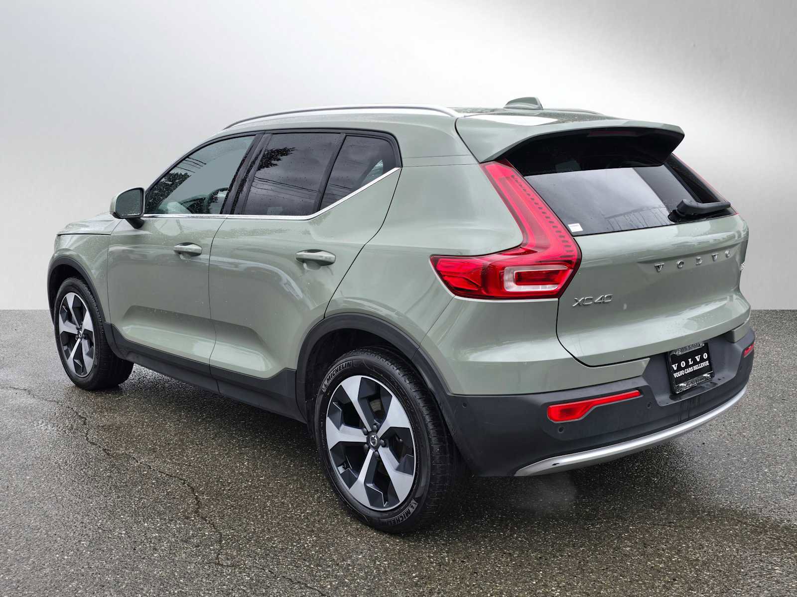 Certified 2025 Volvo XC40 B5 Plus AWD/4WD image 6