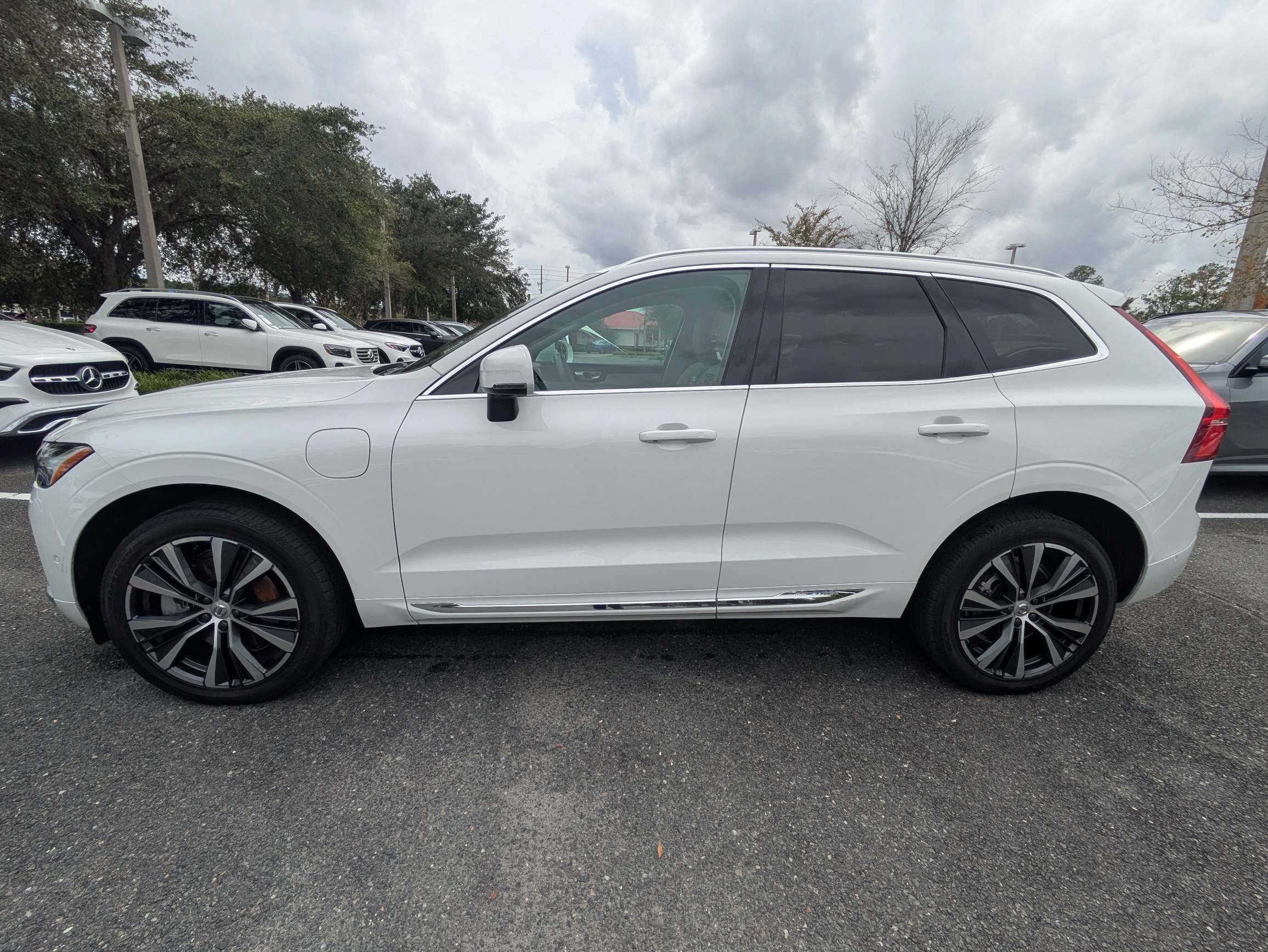 Used 2022 Volvo XC60 T8 Inscription Expression w/ Advanced Package AWD/4WD image 6