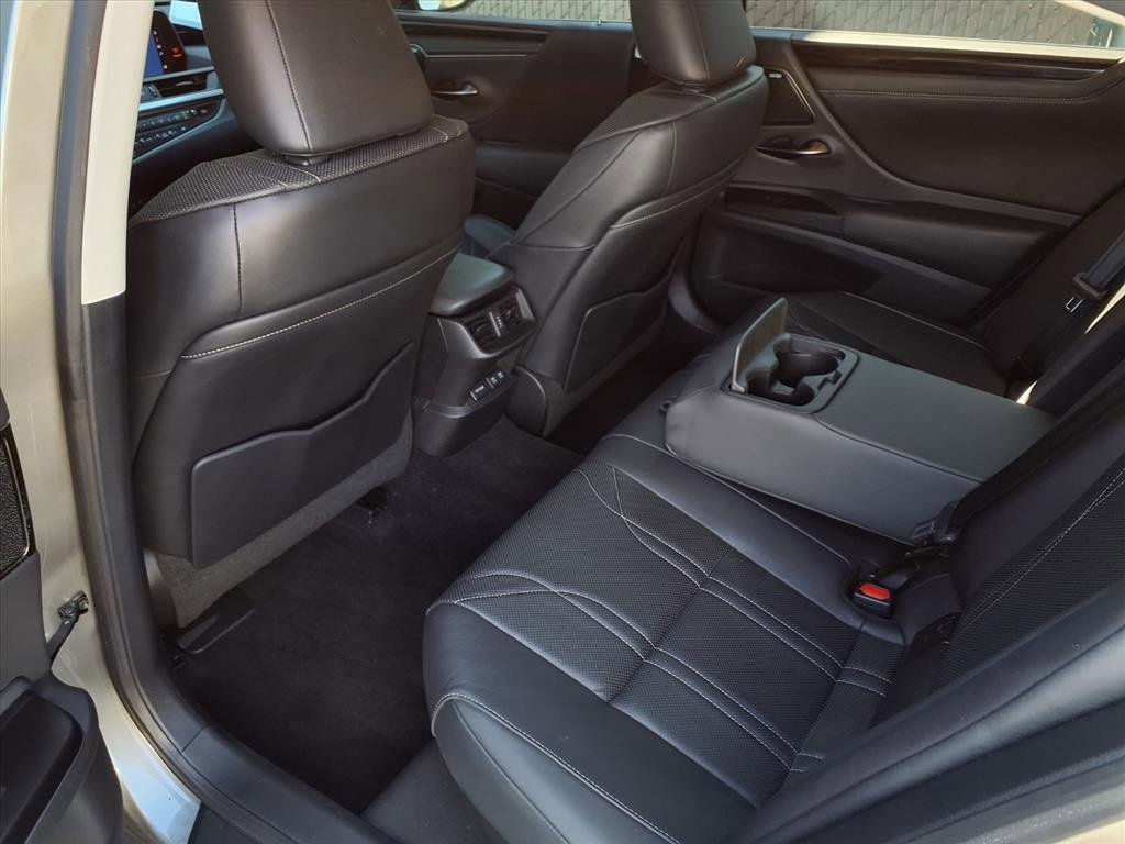 Used 2020 Lexus ES 300h w/ Luxury Package image 18