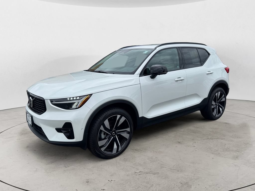 Used 2026 Volvo XC40 B5 Plus w/ Protection Package Premier AWD/4WD image 2