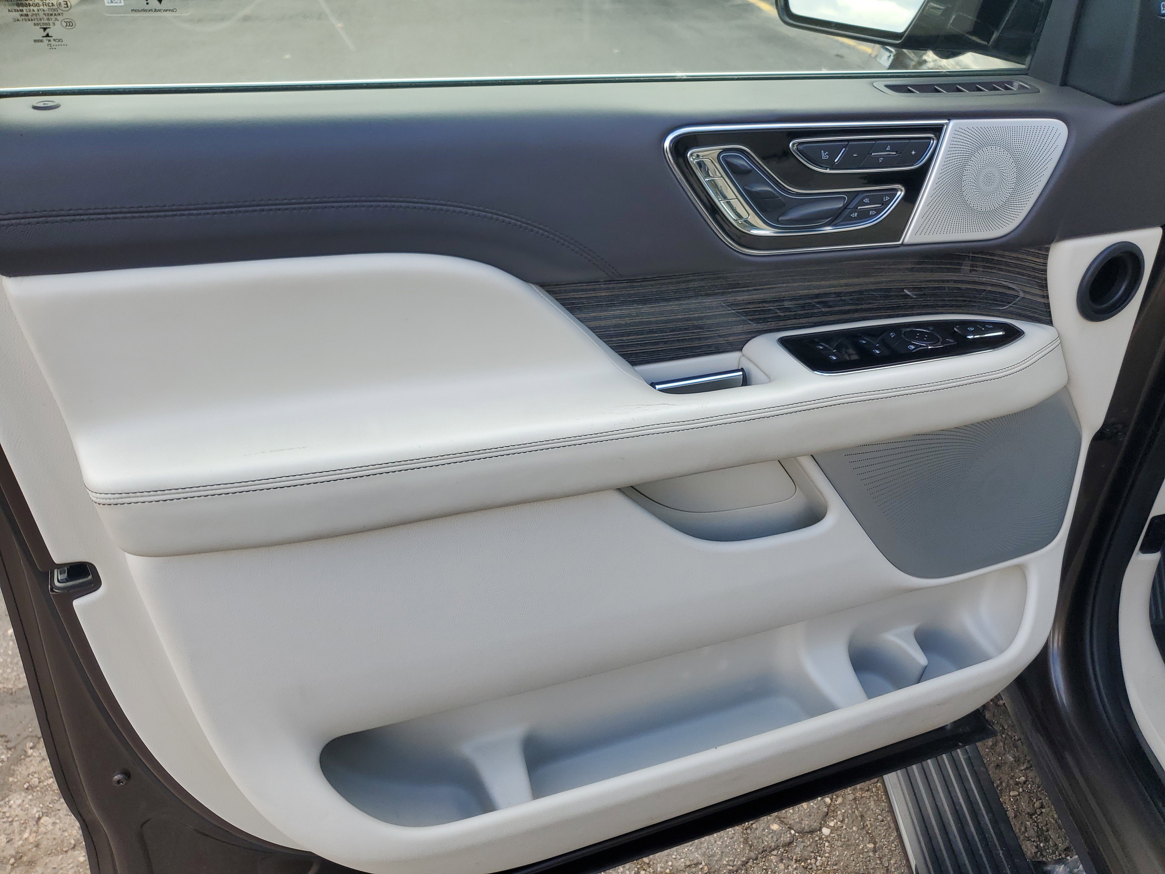 Used 2021 Lincoln Navigator Black Label w/ Cargo Convenience Package image 10