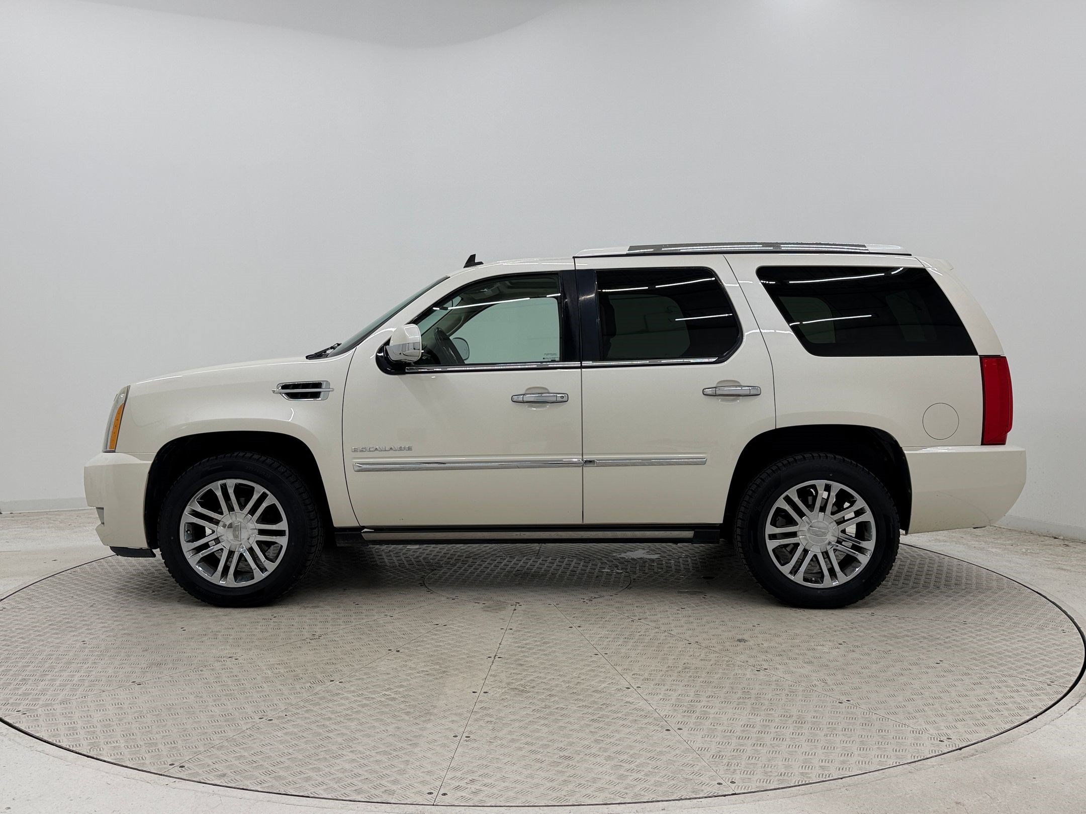 Used 2014 Cadillac Escalade Platinum AWD/4WD image 2