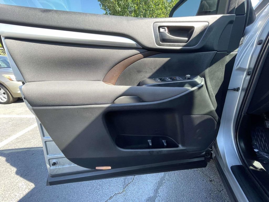 Used 2019 Toyota Highlander LE FWD image 20