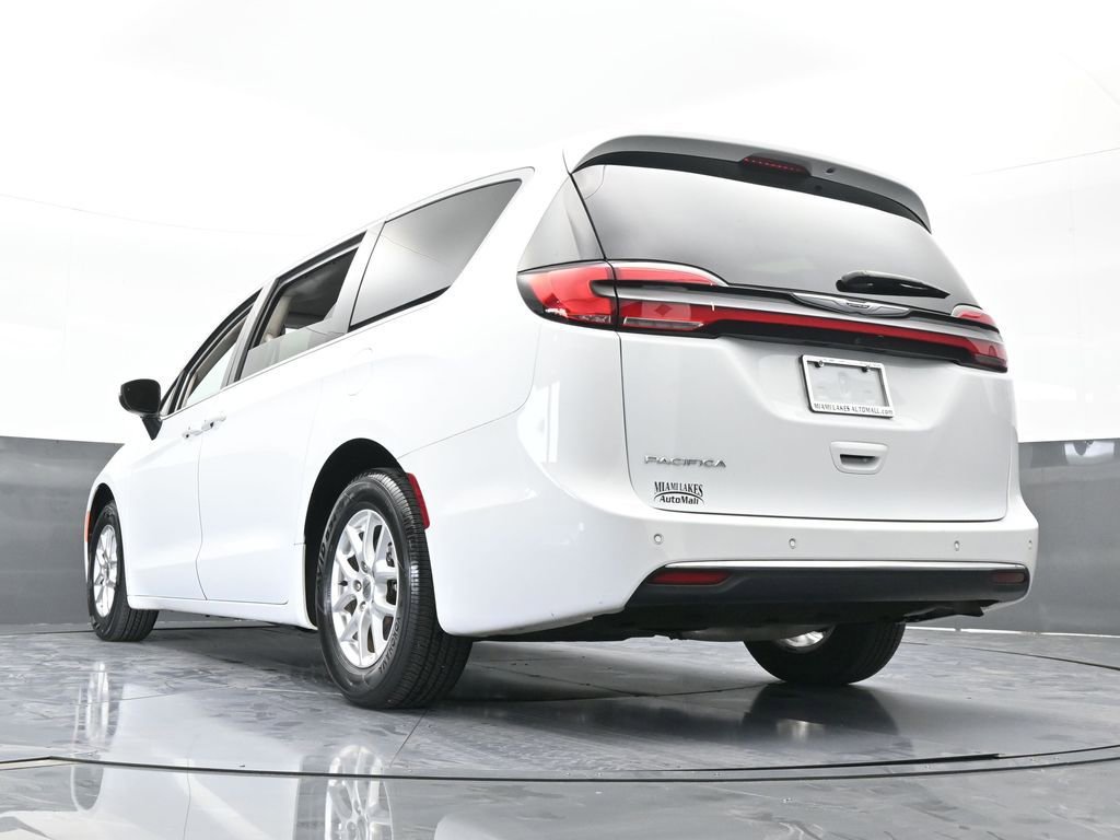 Used 2023 Chrysler Pacifica Touring-L image 58
