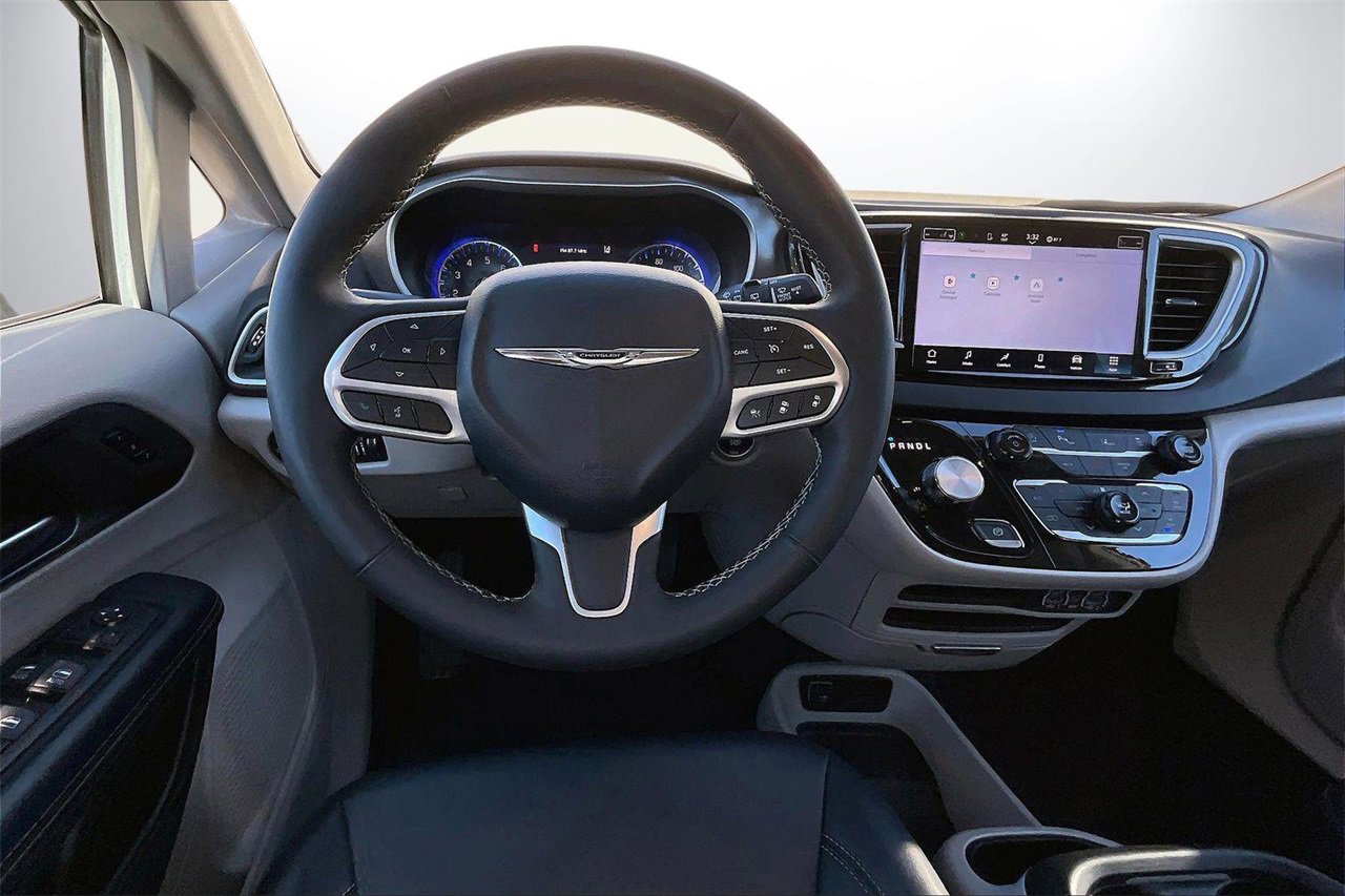 Certified 2024 Chrysler Pacifica Touring-L image 11