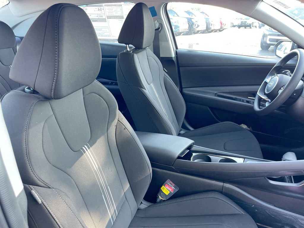 Used 2025 Hyundai Elantra Blue image 49