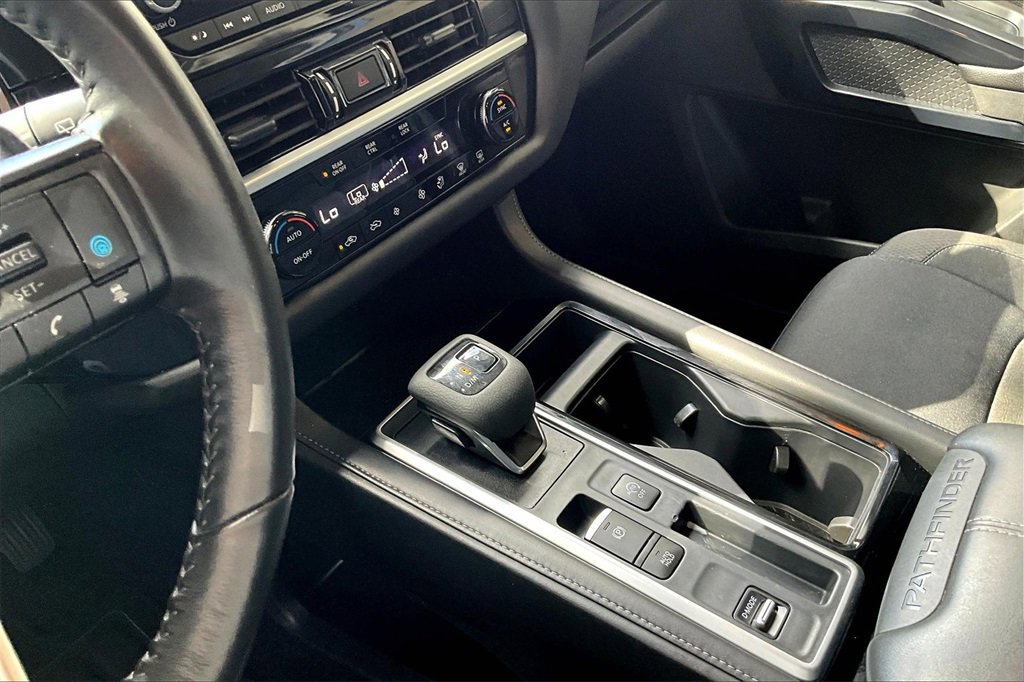 Used 2024 Nissan Pathfinder SV image 11