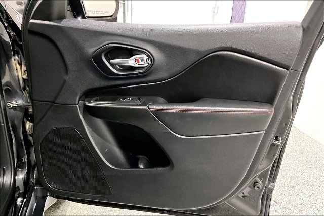 Used 2019 Jeep Cherokee Trailhawk w/ Comfort & Convenience Group AWD/4WD image 38