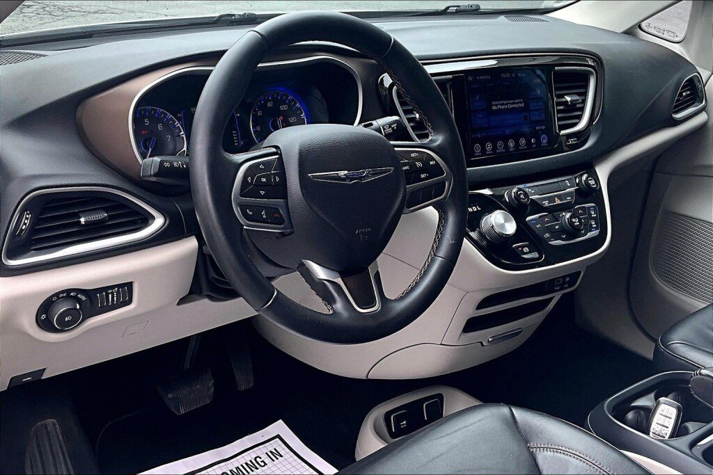 Used 2017 Chrysler Pacifica Touring-L FWD image 10