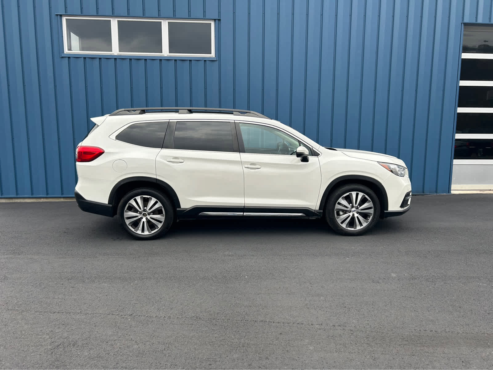 Used 2022 Subaru Ascent Limited w/ Technology Package image 2