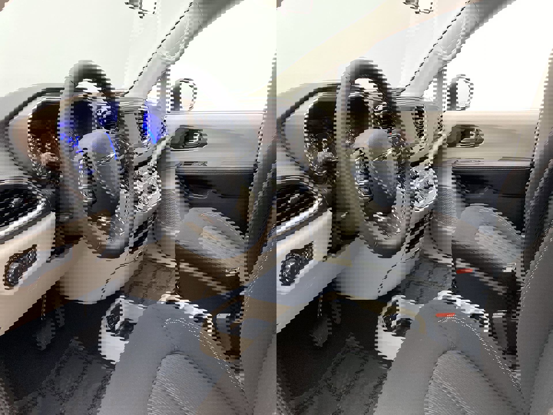 Used 2022 Chrysler Voyager LX image 10