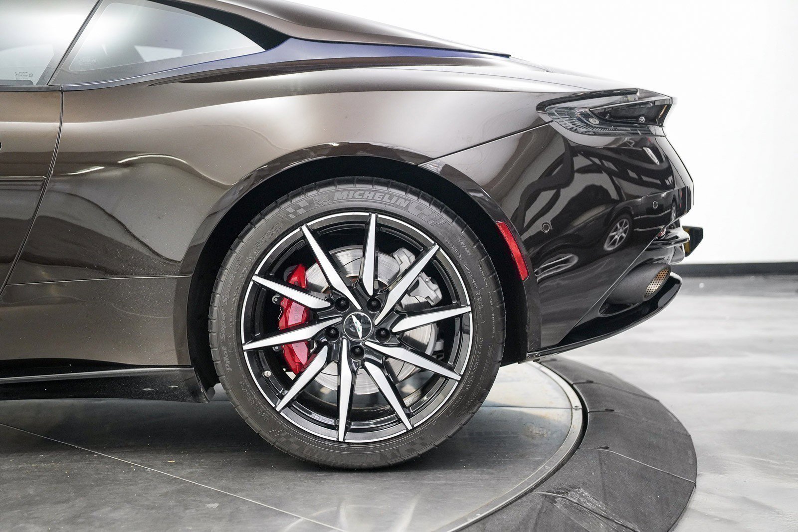 Used 2018 Aston Martin DB11 V12 image 15