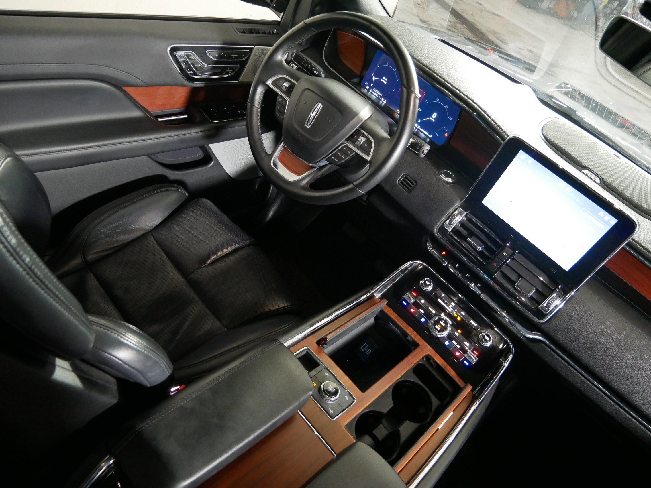 Used 2020 Lincoln Navigator Reserve w/ Equipment Group 208A Reserve image 9