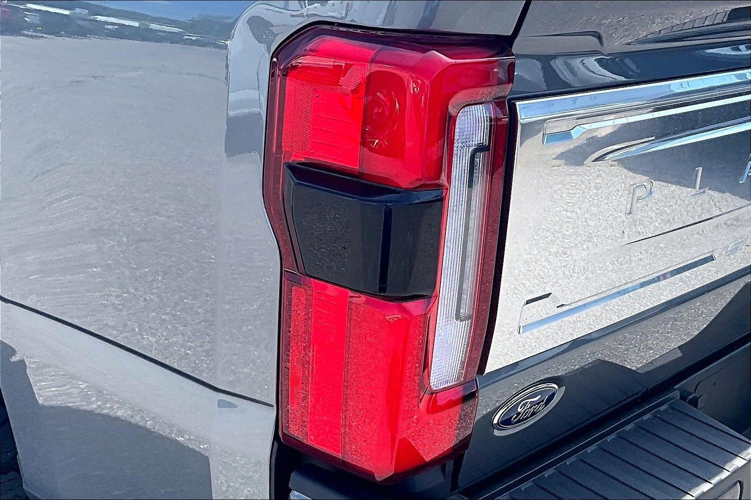 Used 2024 Ford F350 Platinum w/ Tremor Off-Road Package AWD/4WD image 28