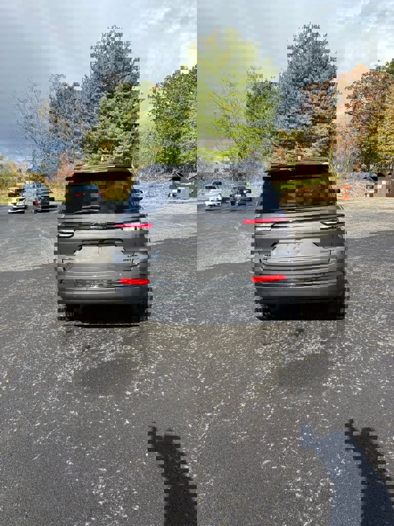 New 2025 Jeep Grand Cherokee Limited w/ Black Appearance Package image 6