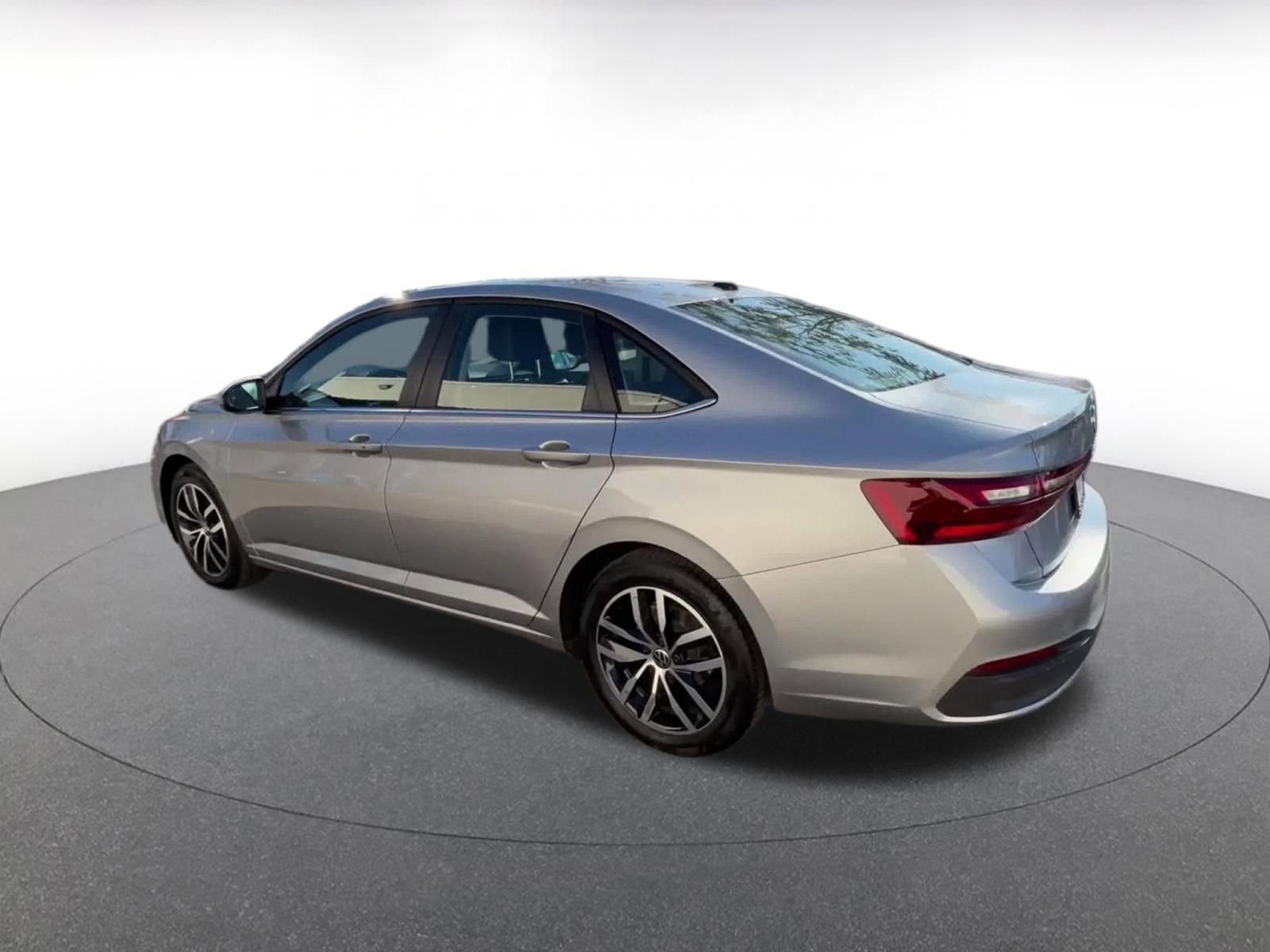 Used 2025 Volkswagen Jetta SE image 10