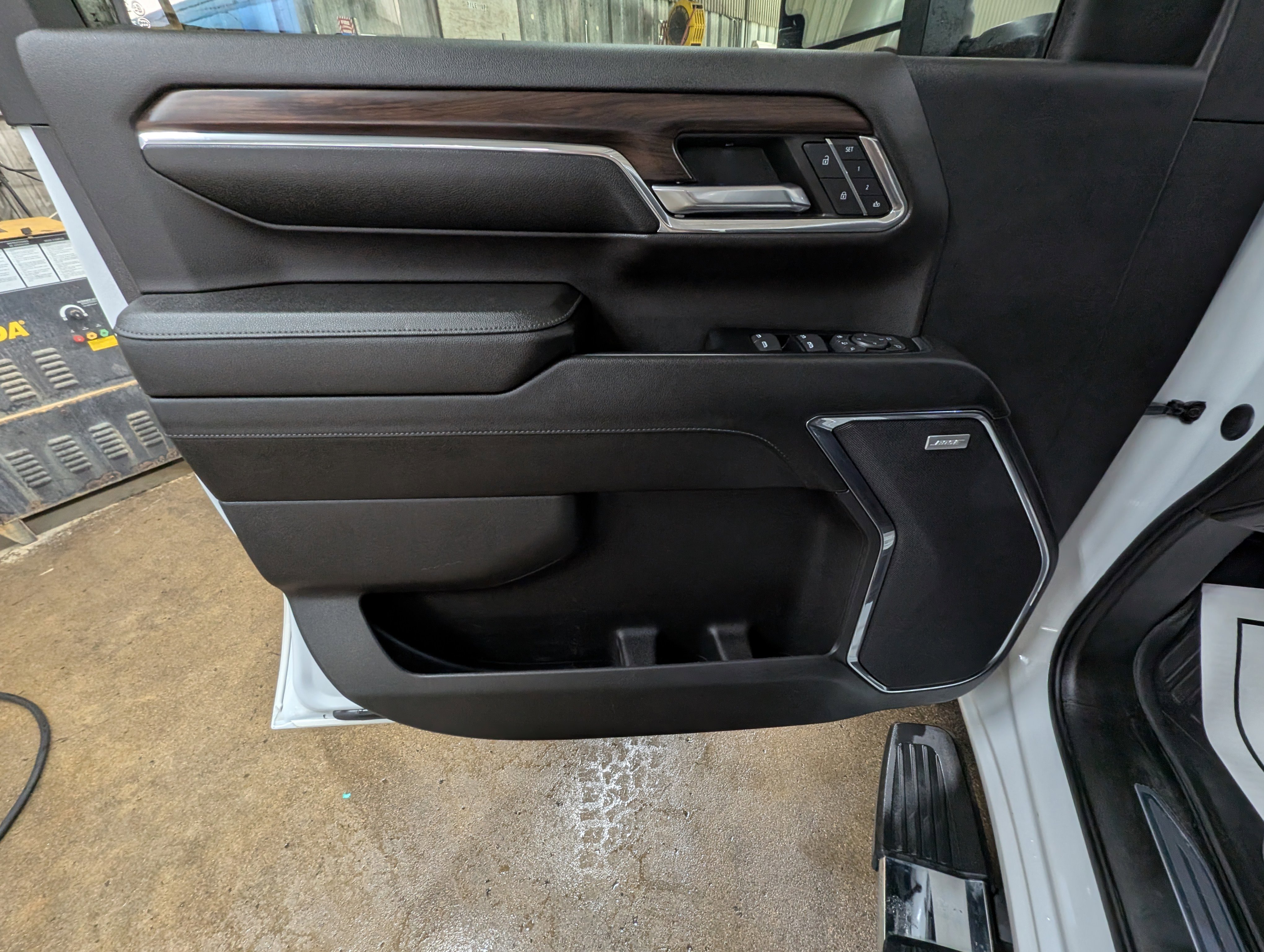 Used 2024 GMC Sierra 2500 SLT w/ SLT Premium Package image 6