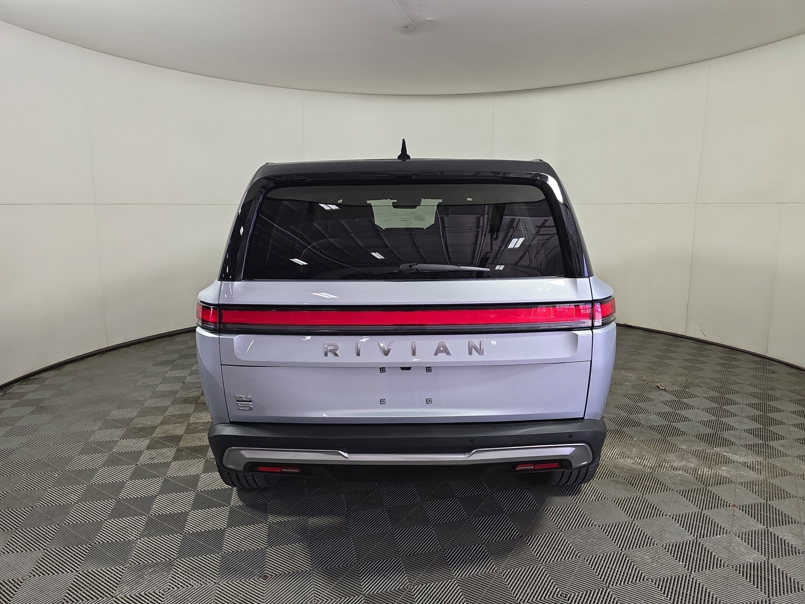Used 2024 Rivian R1S Adventure AWD/4WD image 4