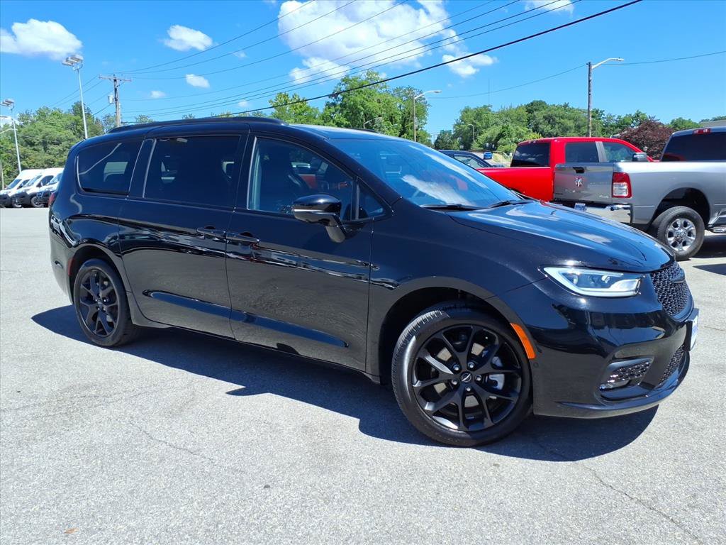 Used 2024 Chrysler Pacifica Limited w/ Uconnect Theater Family Group AWD/4WD video 2