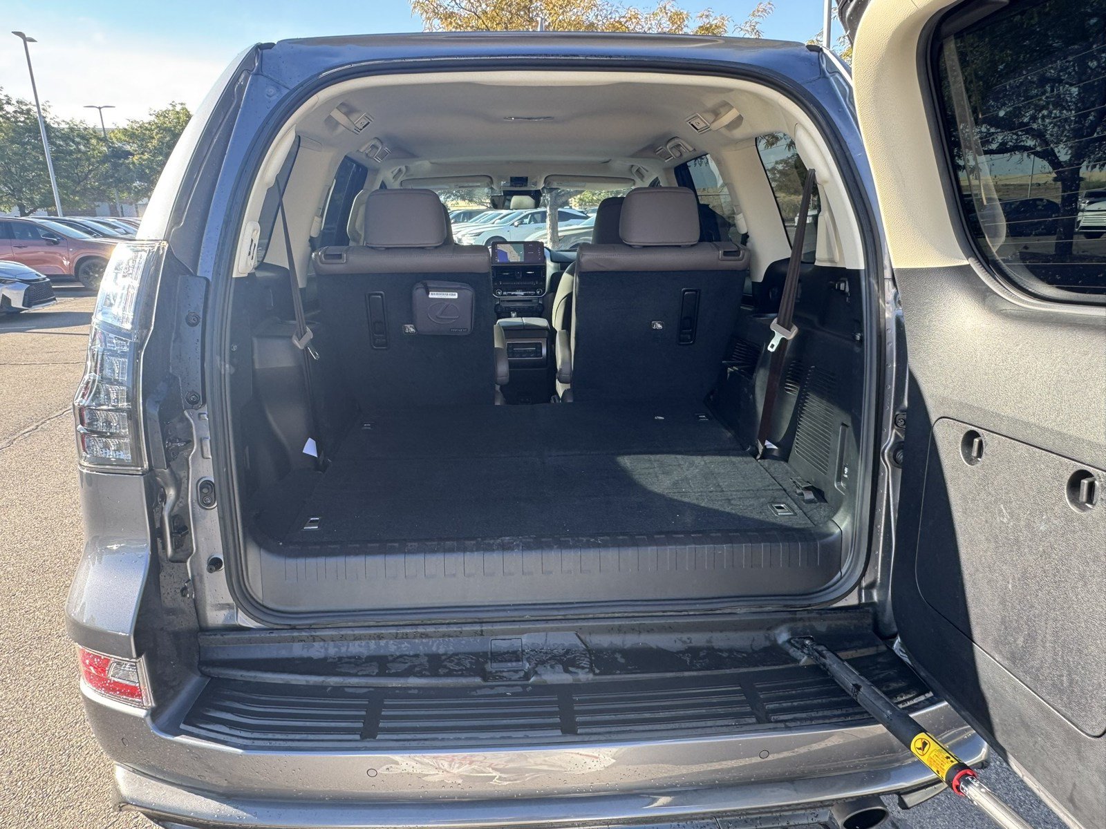 Used 2023 Lexus GX 460 Luxury w/ Sport Design Package AWD/4WD image 18