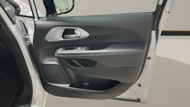 Used 2025 Chrysler Pacifica Limited FWD image 34