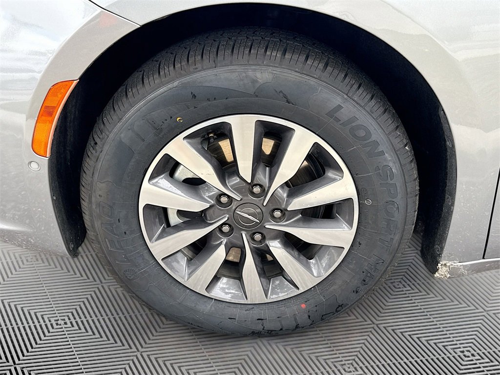 Used 2021 Chrysler Pacifica Touring-L image 34