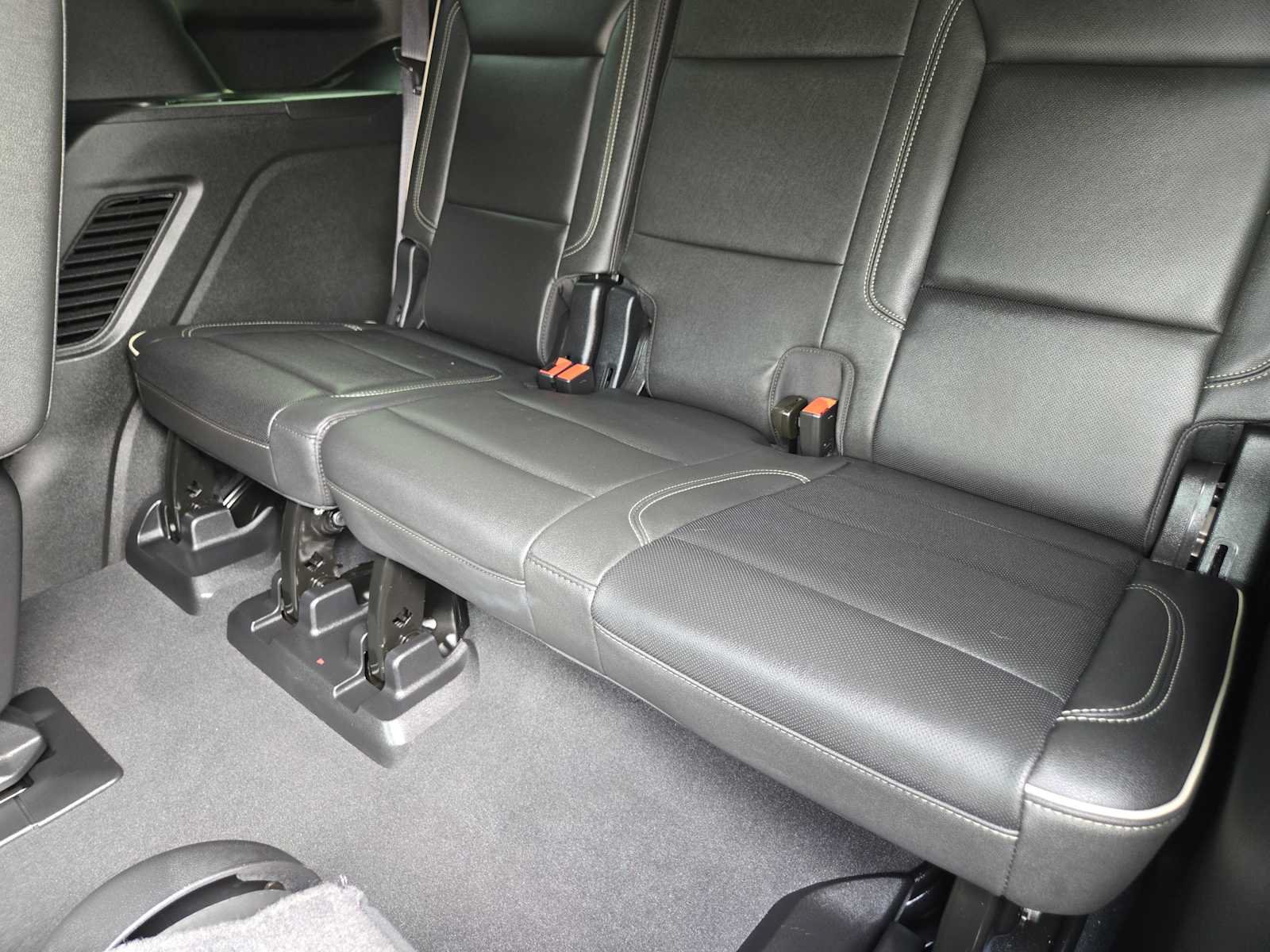 Certified 2024 GMC Yukon SLT w/ SLT Luxury Package AWD/4WD image 29