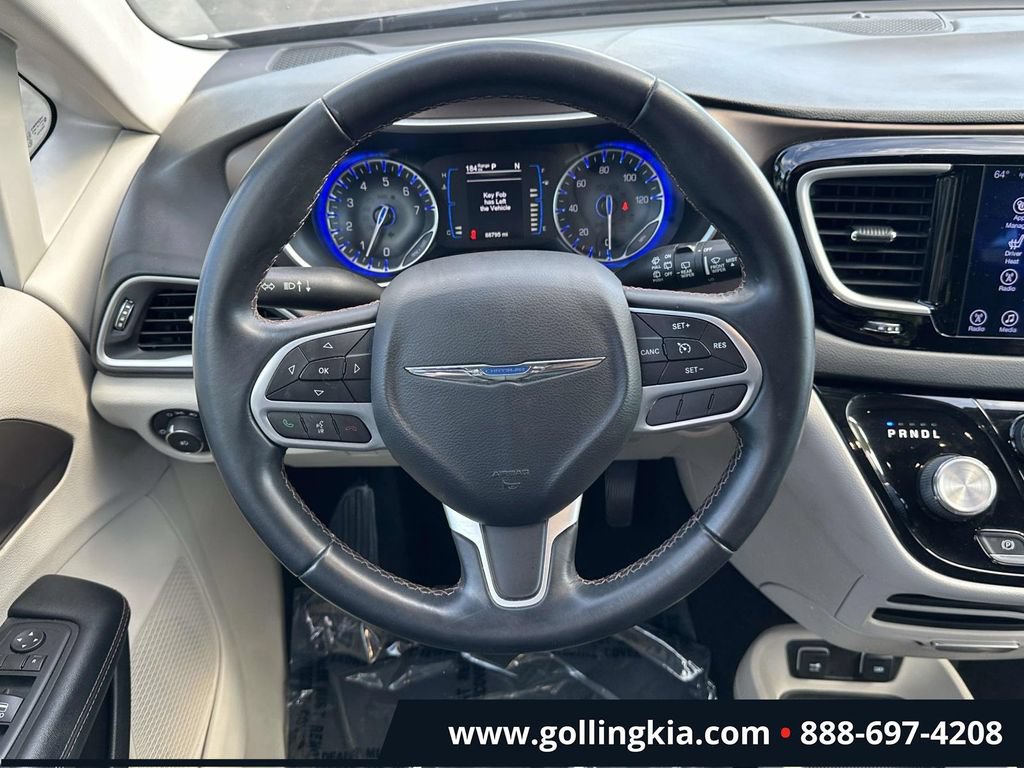 Used 2017 Chrysler Pacifica Touring-L w/ Tire & Wheel Group FWD image 13
