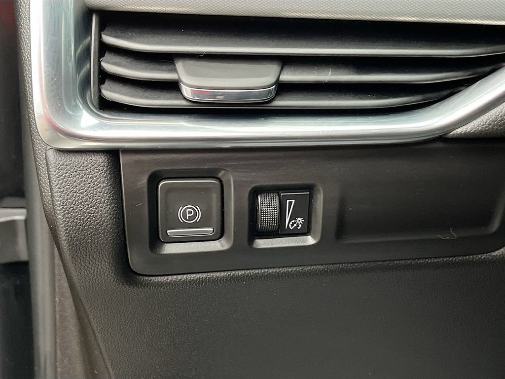 Used 2020 Cadillac XT4 Premium Luxury w/ Cold Weather Package AWD/4WD image 10