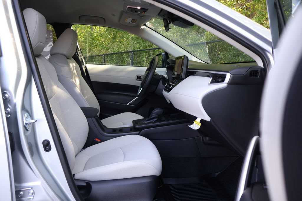 Used 2026 Toyota Corolla Cross LE FWD image 38