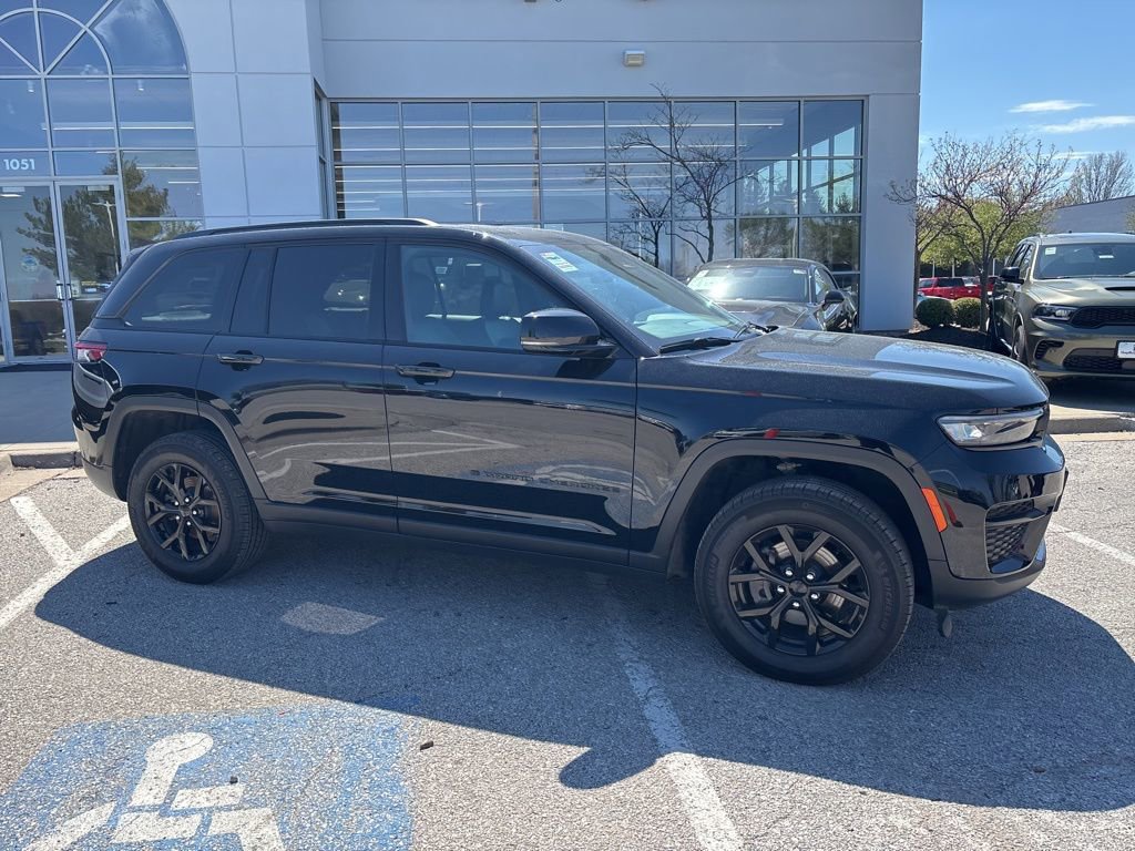 Used 2025 Jeep Grand Cherokee Altitude image 27